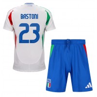 Italien Alessandro Bastoni #23 Bortatröja Barn EM 2024 Kortärmad (+ Korta byxor)